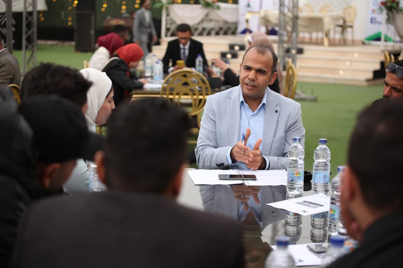 مساعدة الخريجين على العمل