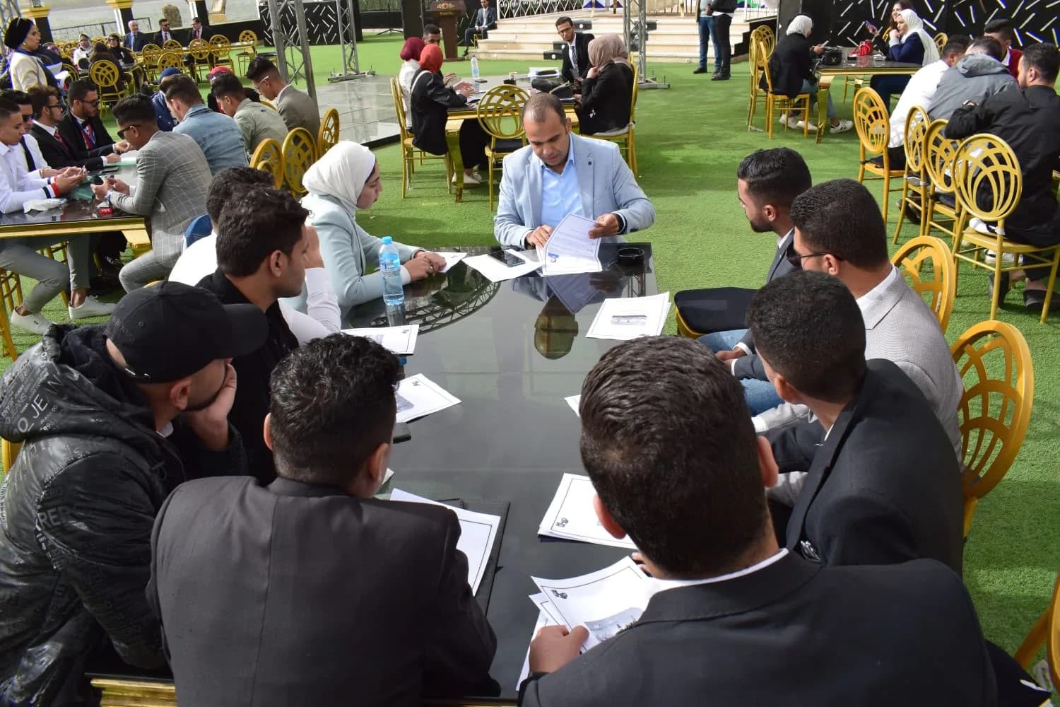 مساعدة الخريجين على العمل — 12