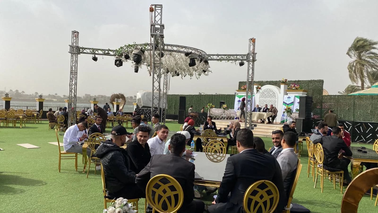 مساعدة الخريجين على العمل — 4